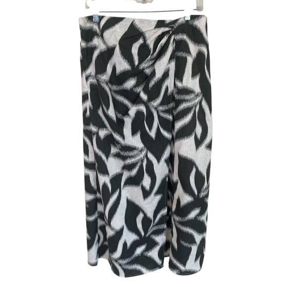 Banana Republic Black and White Leaf Pattern Skirt - Size 10 - Picture 3 of 5